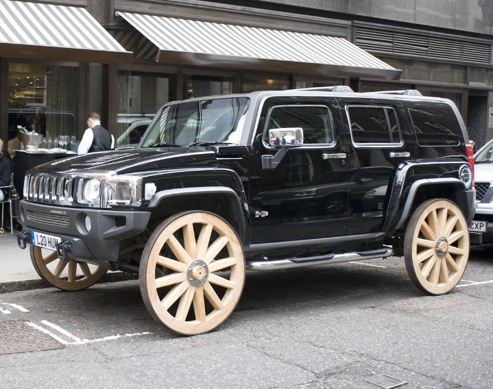 Hummer su ruote di carro